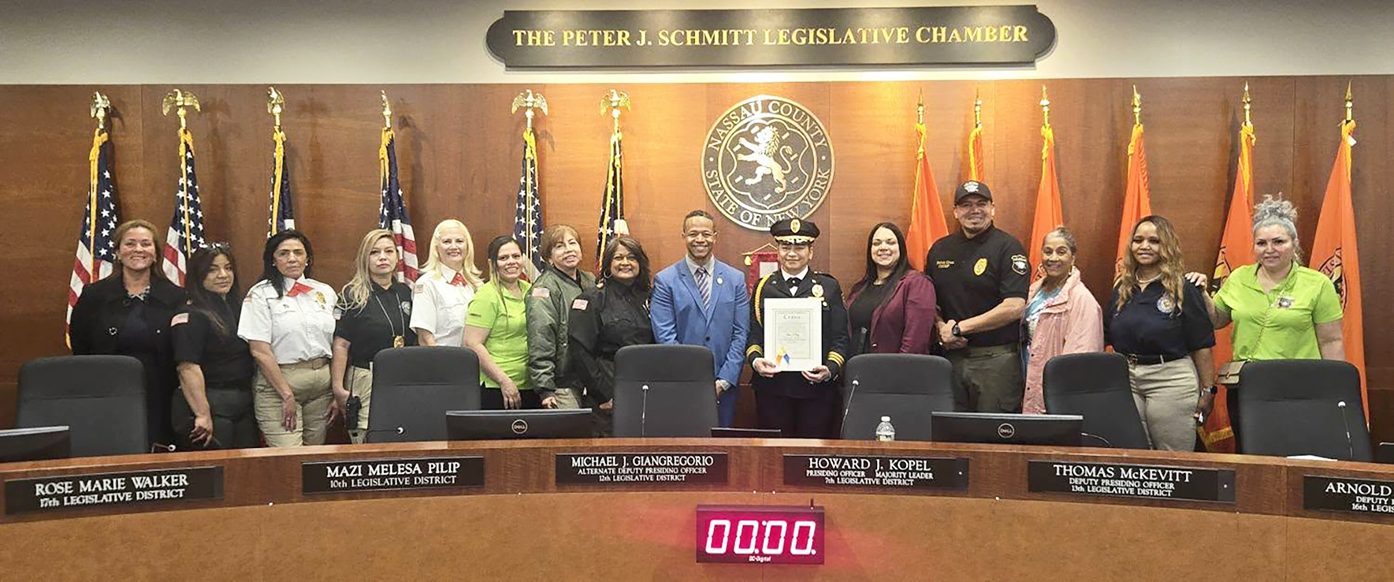 Legislador Solages rinde homenaje a Elvia Cruz, líder comunitaria de Uniondale