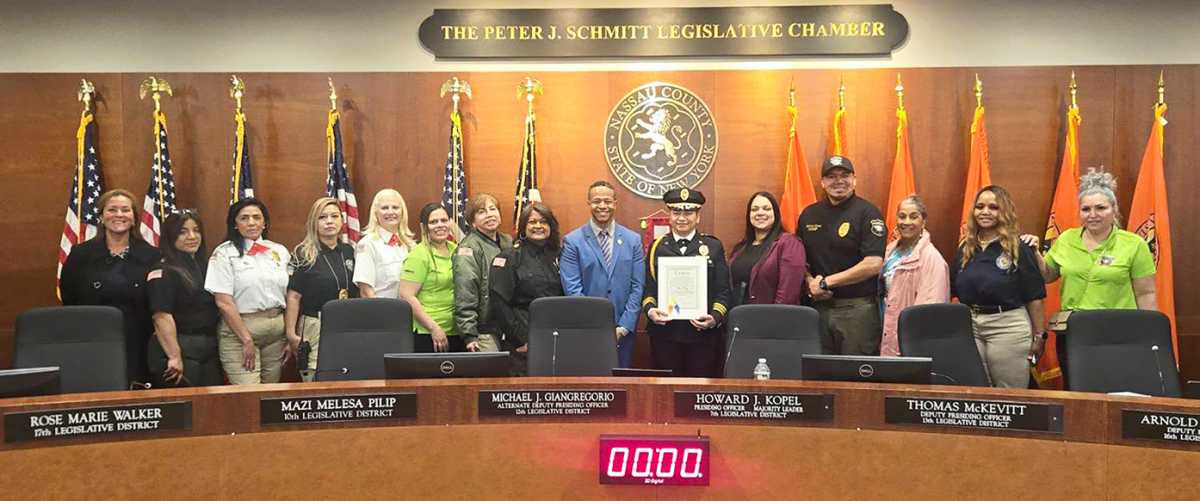 Legislador Solages rinde homenaje a Elvia Cruz, líder comunitaria de Uniondale