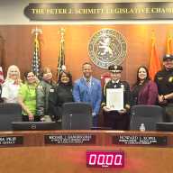 Legislador Solages rinde homenaje a Elvia Cruz, líder comunitaria de Uniondale