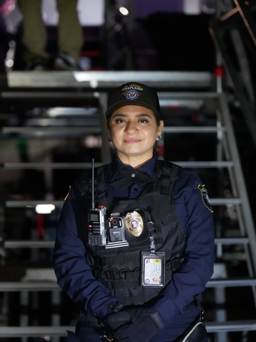 Legislador Solages rinde homenaje a Elvia Cruz, líder comunitaria de Uniondale