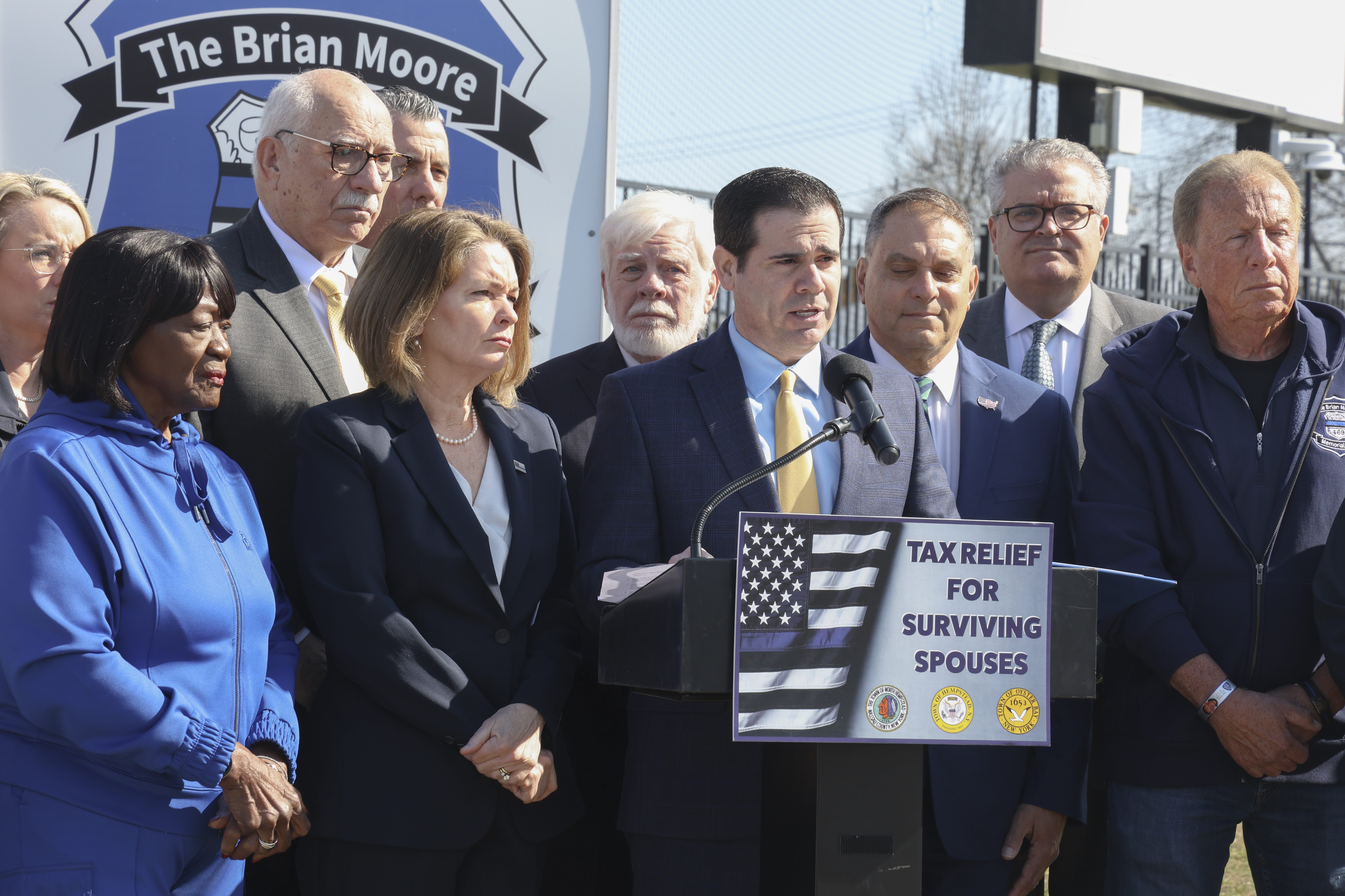 Anuncian exenciones del impuesto a la propiedad para cónyuges sobrevivientes de oficiales de policía