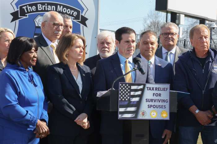 Anuncian exenciones del impuesto a la propiedad para cónyuges sobrevivientes de oficiales de policía