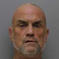 Condenado a 12 años de prisión por robos a licorerías y tiendas en Suffolk