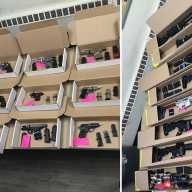 Hombre en libertad condicional arrestado tras el descubrimiento de 22 armas en su domicilio en Suffolk