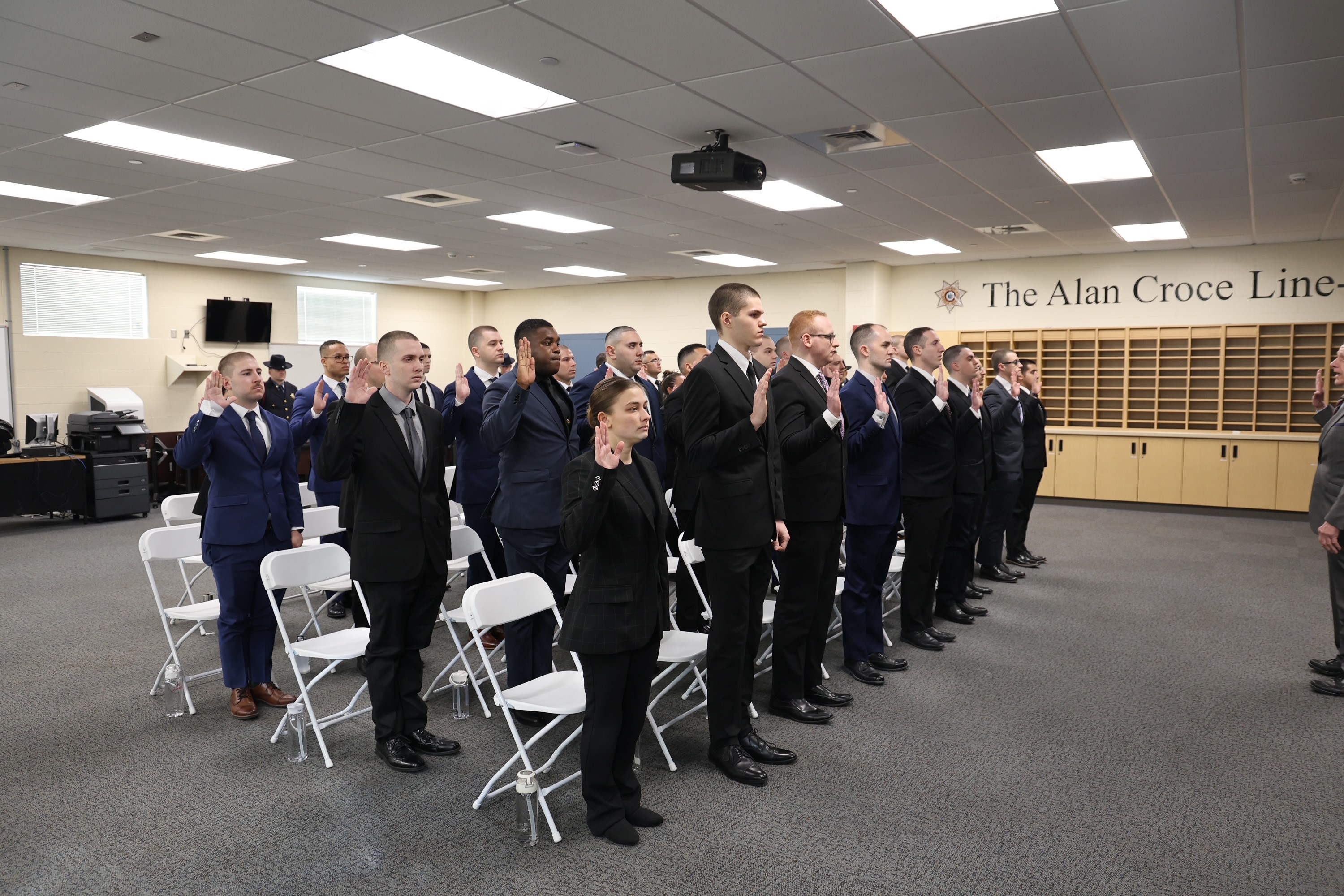 Juramentan 35 reclutas de la Oficina del Sheriff del condado de Suffolk