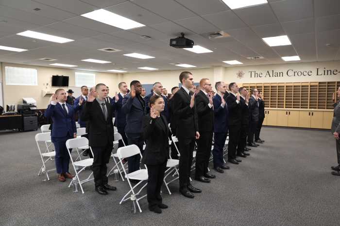 Juramentan 35 reclutas de la Oficina del Sheriff del condado de Suffolk