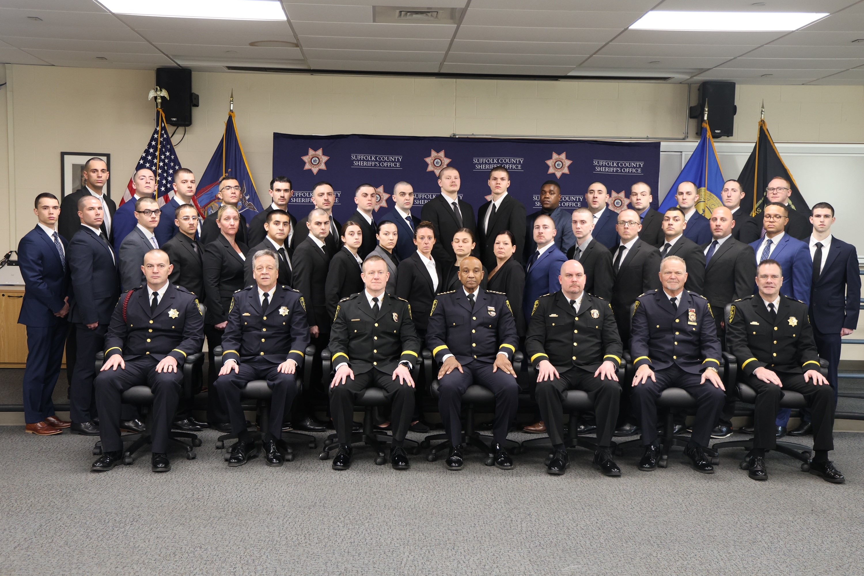 Juramentan 35 reclutas de la Oficina del Sheriff del condado de Suffolk