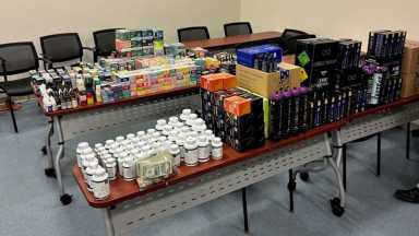 Arrestan a dos sujetos en Baldwin por venta de productos de vapeo restringidos