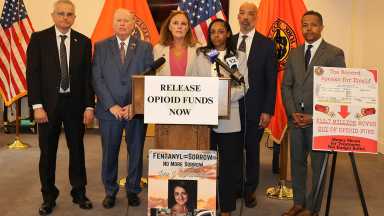 Exigen la restitución de $13,7 millones en fondos vitales provenientes del acuerdo sobre opioides