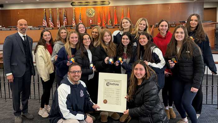 Rinden homenaje a las Lady Cyclones de RVC, campeonas de vóley del estado de Nueva York