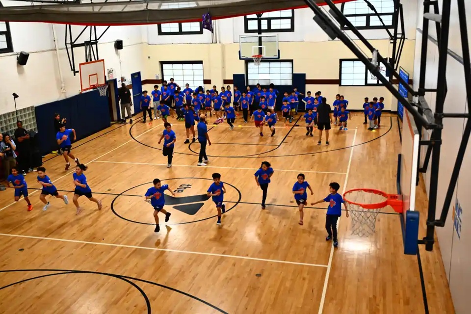 NY Knicks y Flushing YMCA organizan exitosa clínica de baloncesto juvenil en Queens