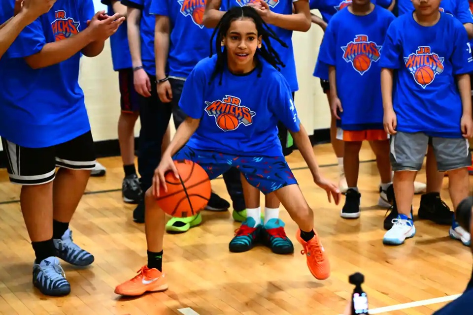 NY Knicks y Flushing YMCA organizan exitosa clínica de baloncesto juvenil en Queens