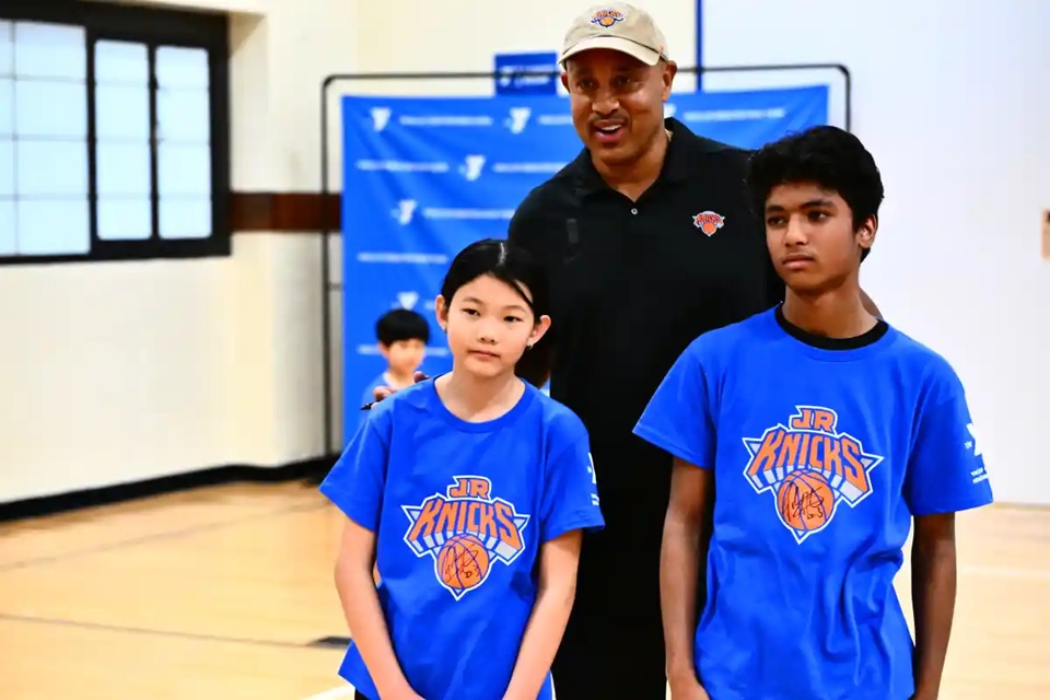 NY Knicks y Flushing YMCA organizan exitosa clínica de baloncesto juvenil en Queens