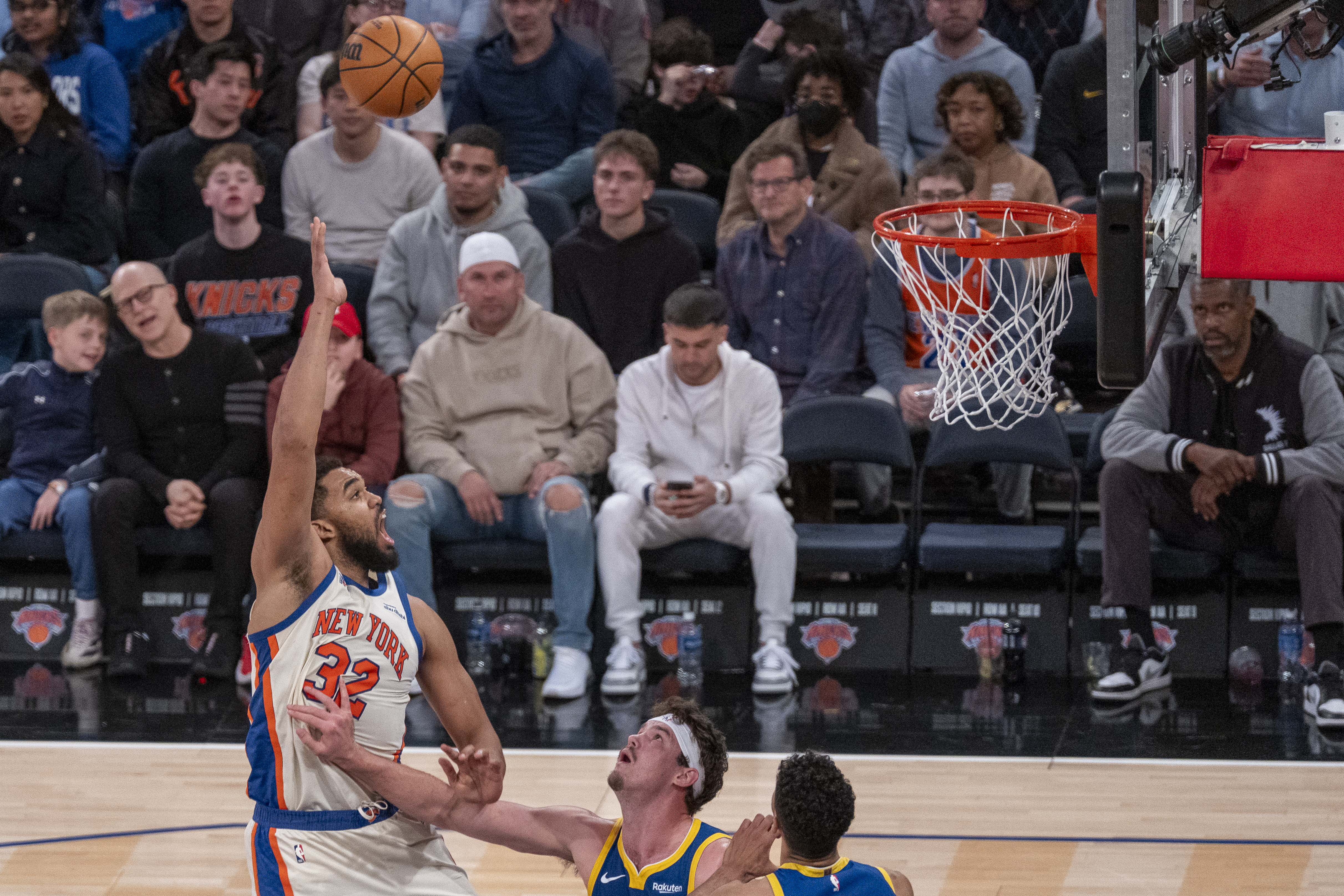 NY Knicks remontan 21 puntos y vencen a Warriors en Madison Square Garden