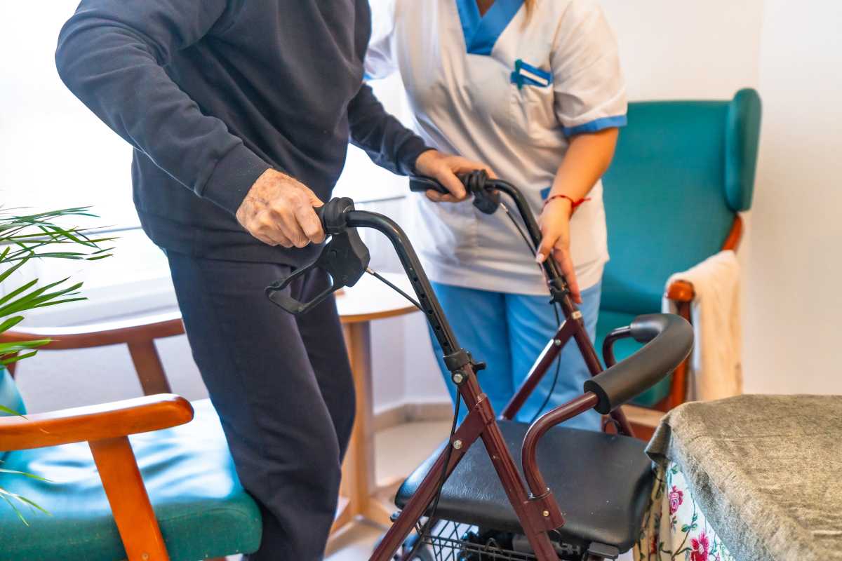 Nuevo plan de acción de AARP NY para ayudar en la atención de adultos mayores en Suffolk