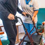 Nuevo plan de acción de AARP NY para ayudar en la atención de adultos mayores en Suffolk