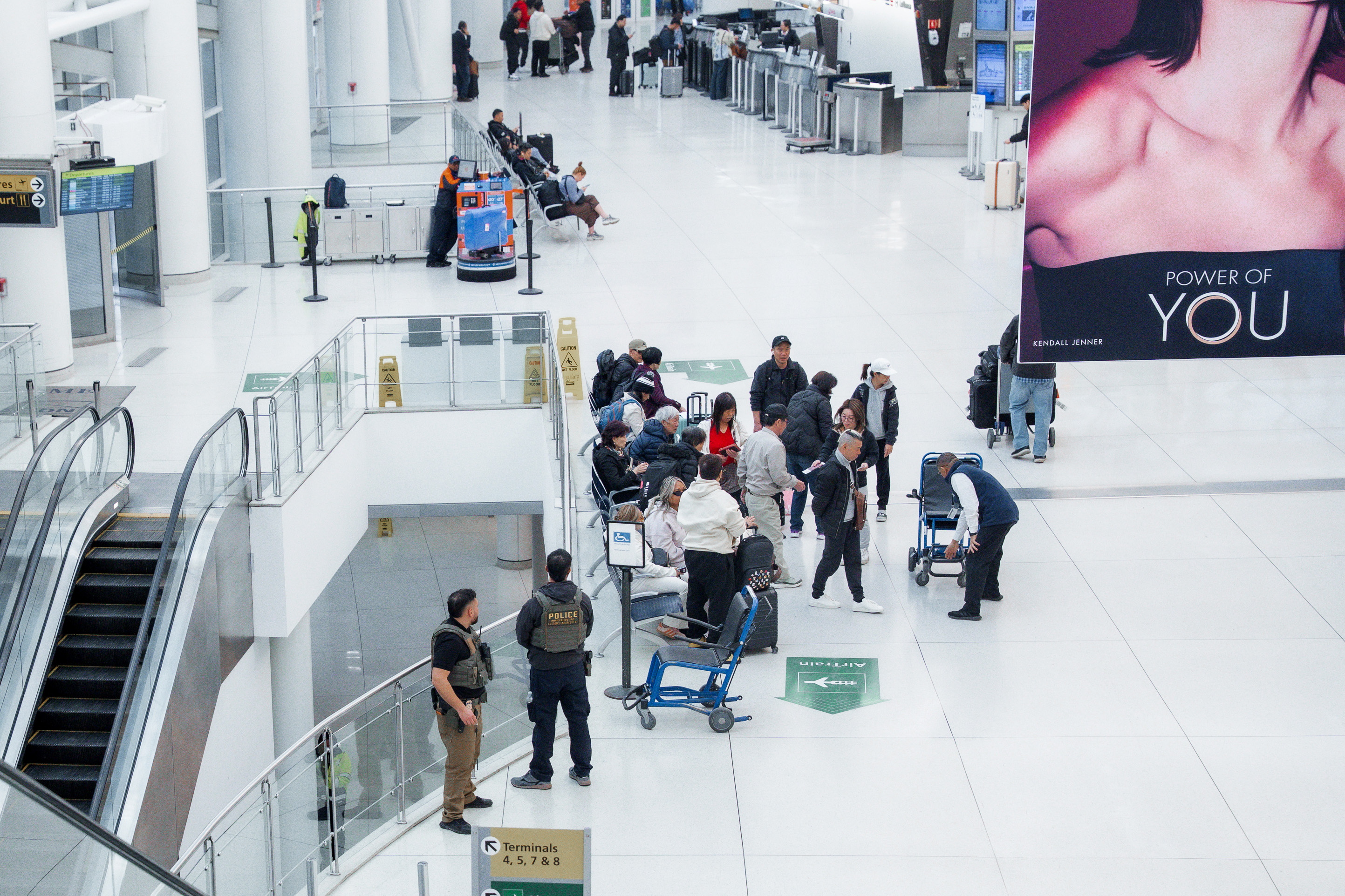 Agentes de ICE se despliegan en los aeropuertos JFK de Nueva York y Liberty de Newark, NJ