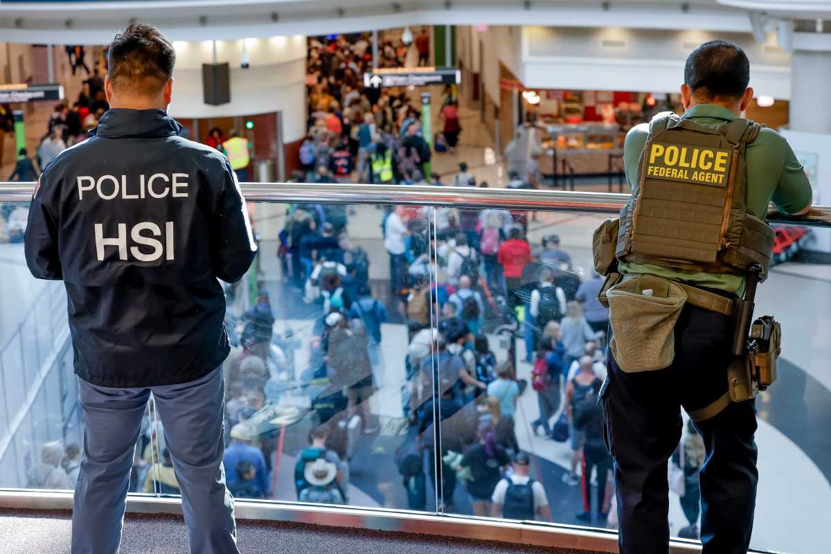 Agentes de ICE se despliegan en los aeropuertos JFK de Nueva York y Liberty de Newark, NJ