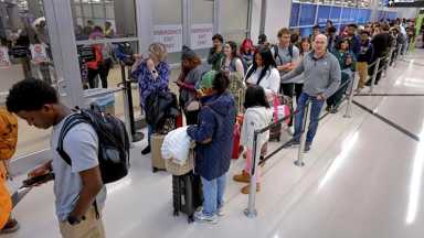 EEUU despliega a agentes de ICE en aeropuertos para ayudar en controles de seguridad