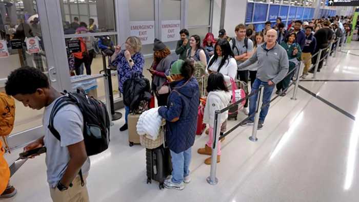 EEUU despliega a agentes de ICE en aeropuertos para ayudar en controles de seguridad
