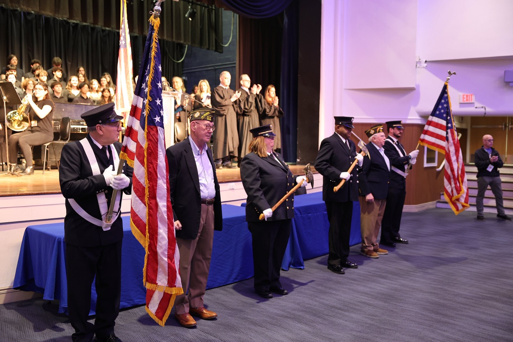 50 inmigrantes prestan juramento como ciudadanos estadounidenses en Escuela Secundaria de Port Washington