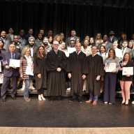 50 inmigrantes prestan juramento como ciudadanos estadounidenses en Escuela Secundaria de Port Washington