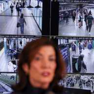 Gobernadora de Nueva York arremete contra ICE por muerte de refugiado y arresto estudiante