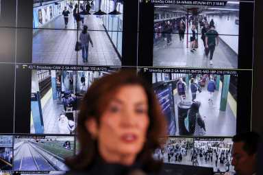 Gobernadora de Nueva York arremete contra ICE por muerte de refugiado y arresto estudiante