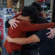 Estado de Nueva York amplía la línea directa para atender a más inmigrantes