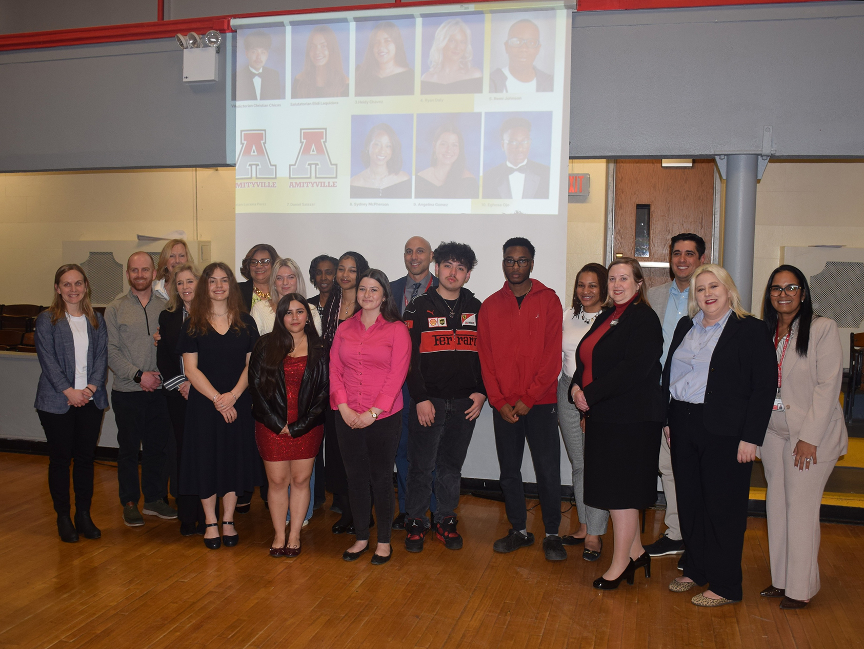 Homenaje a los 10 estudiantes más destacados de Amityville Memorial High School 2026