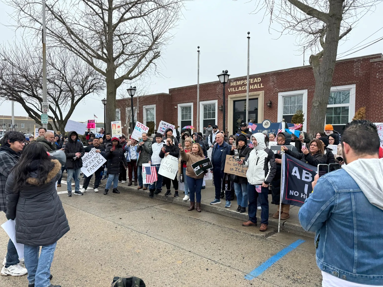 Cientos de personas protestan contra ICE frente al Ayuntamiento de Hempstead