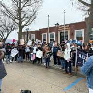Cientos de personas protestan contra ICE frente al Ayuntamiento de Hempstead
