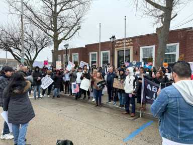 Cientos de personas protestan contra ICE frente al Ayuntamiento de Hempstead