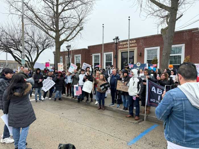 Cientos de personas protestan contra ICE frente al Ayuntamiento de Hempstead