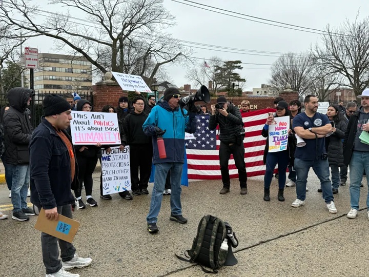 Cientos de personas protestan contra ICE frente al Ayuntamiento de Hempstead
