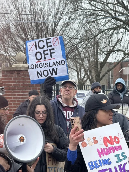 Cientos de personas protestan contra ICE frente al Ayuntamiento de Hempstead
