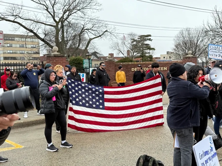 Cientos de personas protestan contra ICE frente al Ayuntamiento de Hempstead