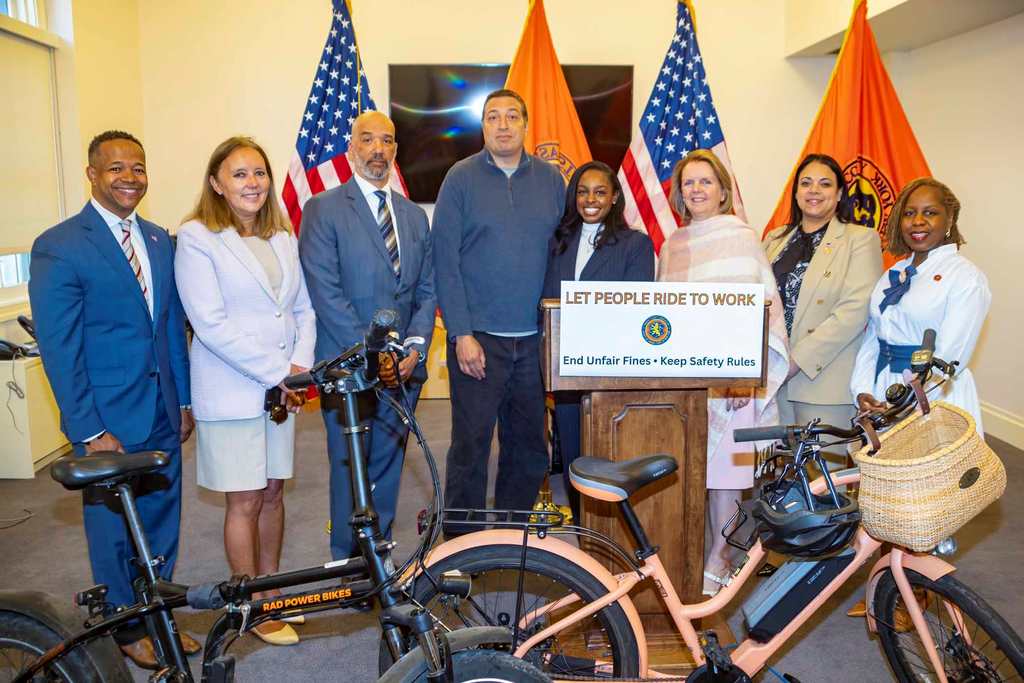 Presentan proyecto de ley en Nassau para legalizar la mayoría de bicicletas eléctricas y scooters