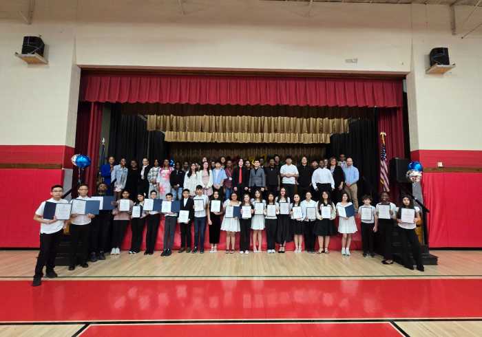 Escuela Intermedia Edmund W. Miles incorpora a 22 miembros a la National Junior Honor Society