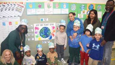 Escuela Primaria de Amityville celebra el Día de la Tierra con un creativo 'Recorrido de Galerías'