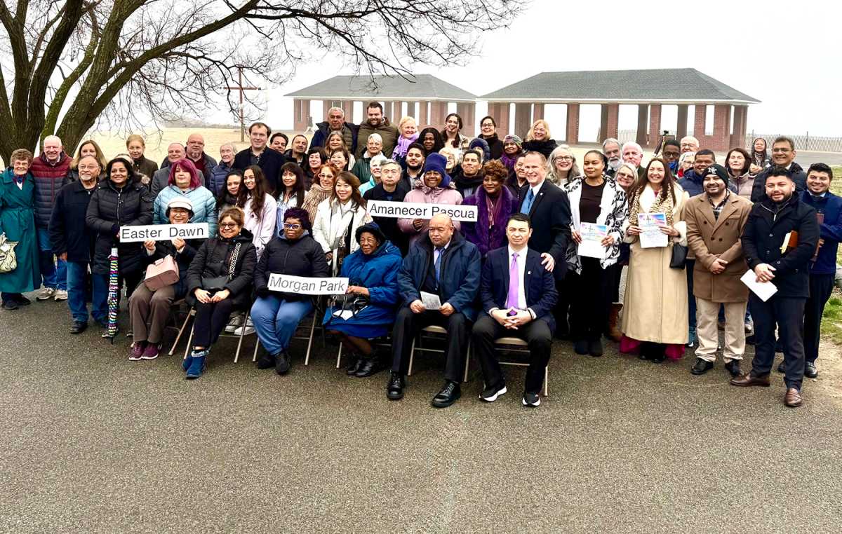 El 10mo. Servicio anual de Pascua al Amanecer une a la comunidad en Glen Cove