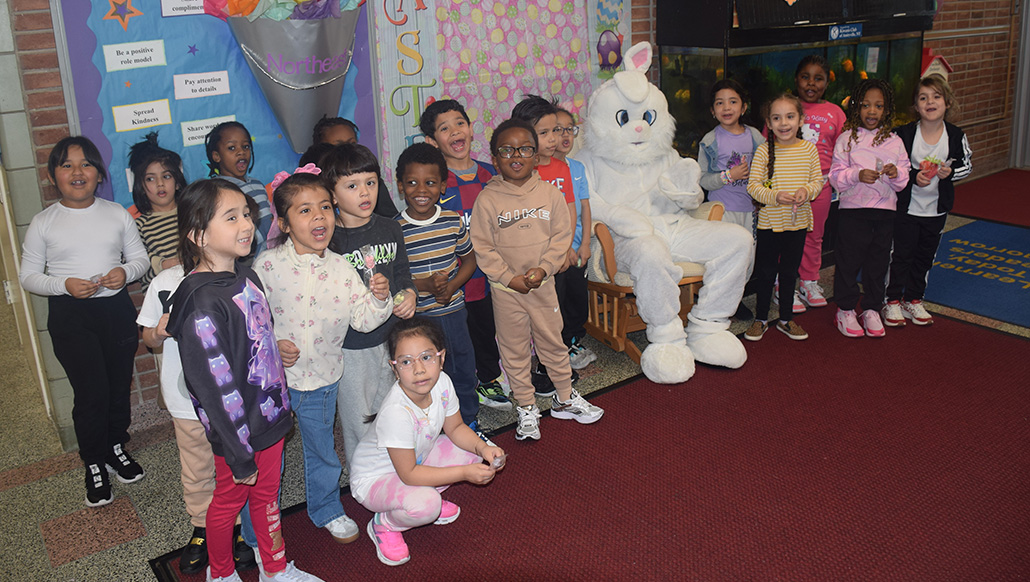 El Conejo de Pascua visita y colma de alegría a la Escuela Primaria Northeast