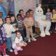 El Conejo de Pascua visita y colma de alegría a la Escuela Primaria Northeast