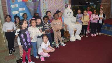 El Conejo de Pascua visita y colma de alegría a la Escuela Primaria Northeast