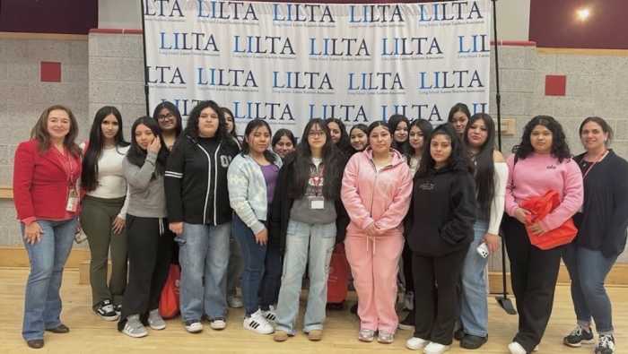 Estudiantes de Amityville Memorial High School asisten a conferencia para mujeres de LILTA