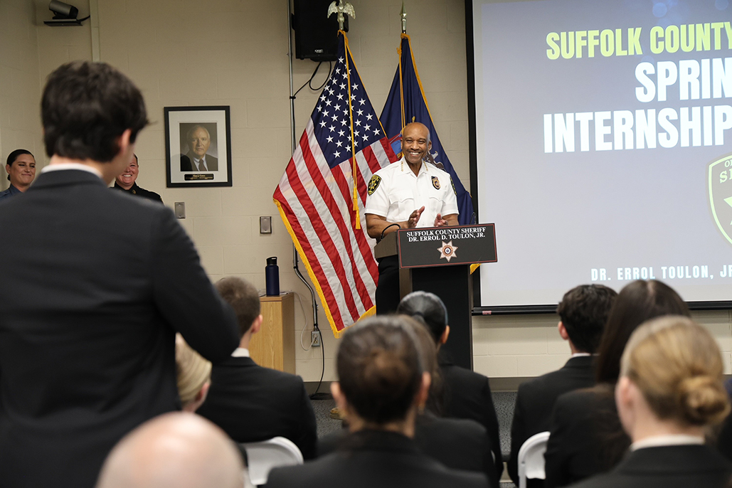 El Sheriff de Suffolk organizó ceremonia de graduación de pasantes