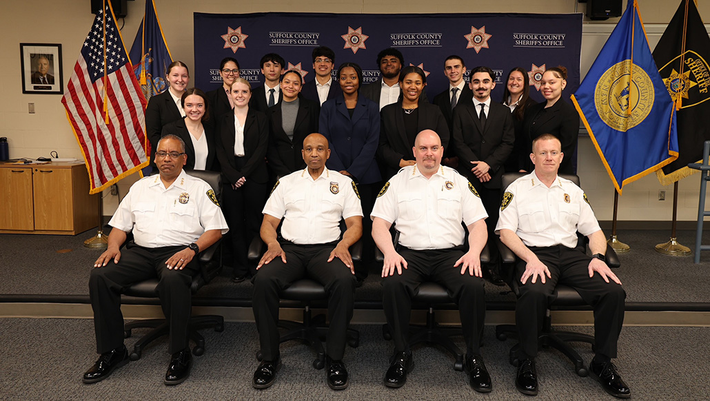 El Sheriff de Suffolk organizó ceremonia de graduación de pasantes