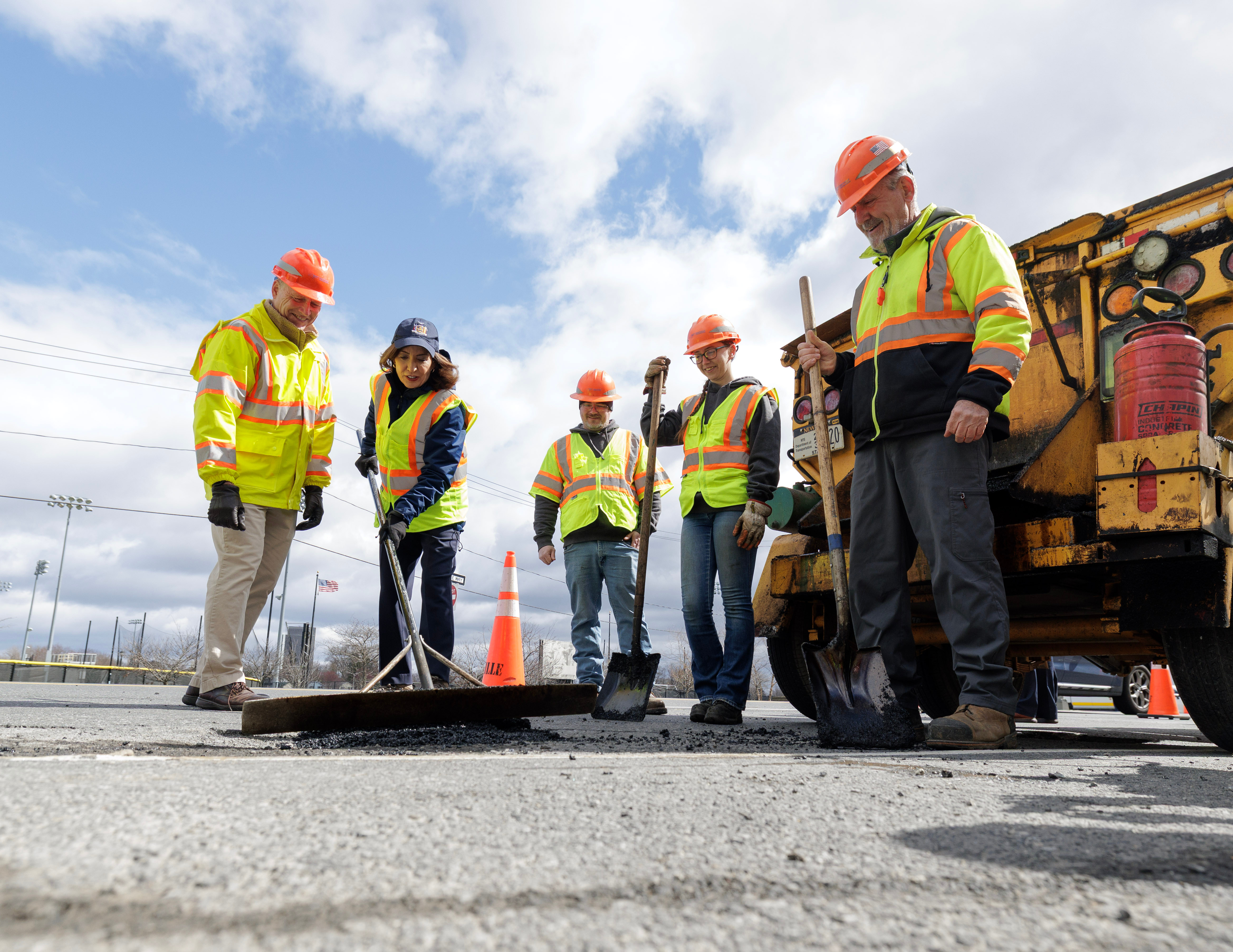 Gobernadora Hochul anuncia $ 58 millones para el reasfaltado de carreteras en Long Island
