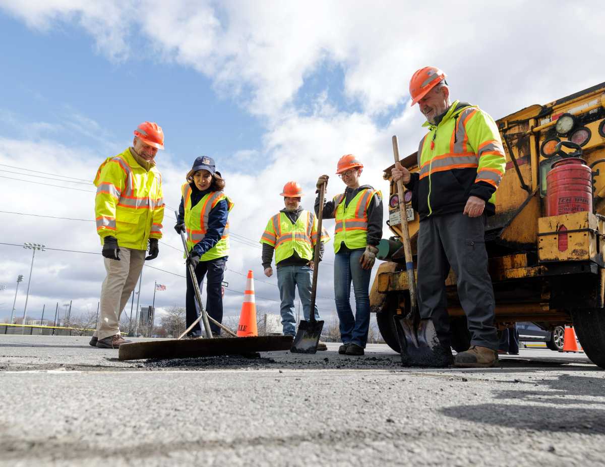 Gobernadora Hochul anuncia $ 58 millones para el reasfaltado de carreteras en Long Island