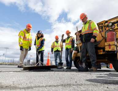 Gobernadora Hochul anuncia $ 58 millones para el reasfaltado de carreteras en Long Island